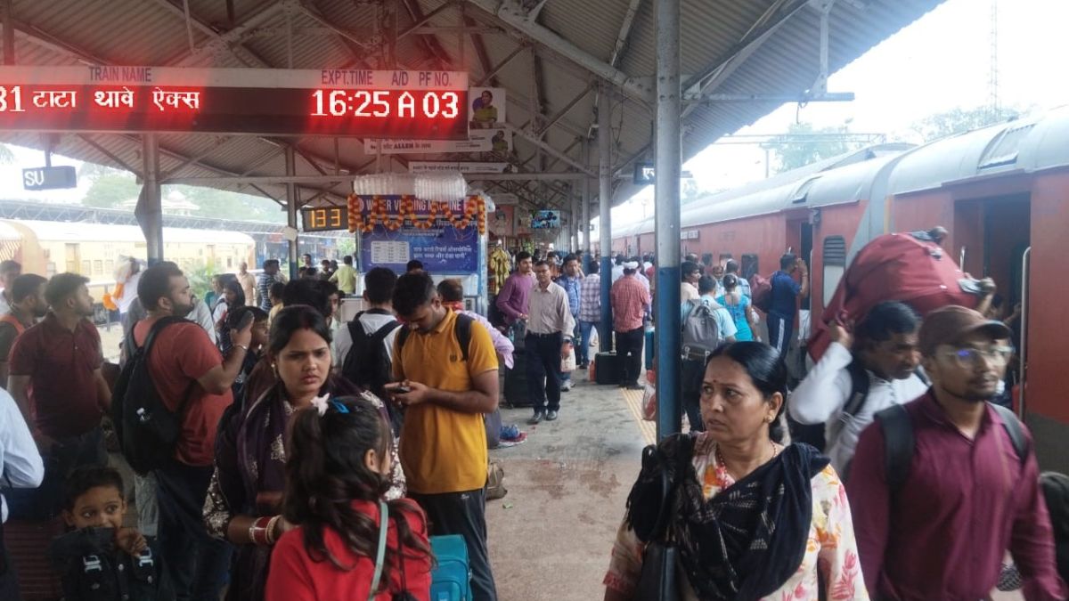 saran railway station overcrowded no confirmed tickets for 20 days