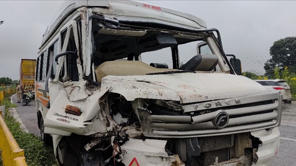 andhra pradesh pilgrims injured in jaunpur road accident