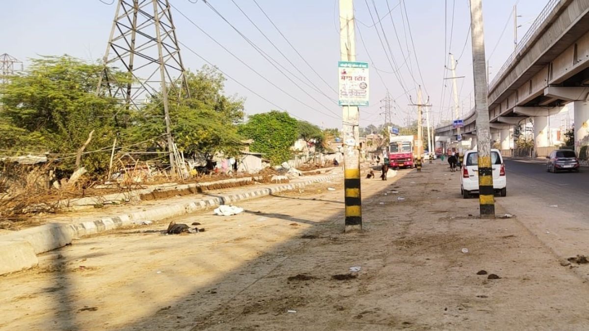 delhi fog unsafe roads due to missing reflectors on electric poles