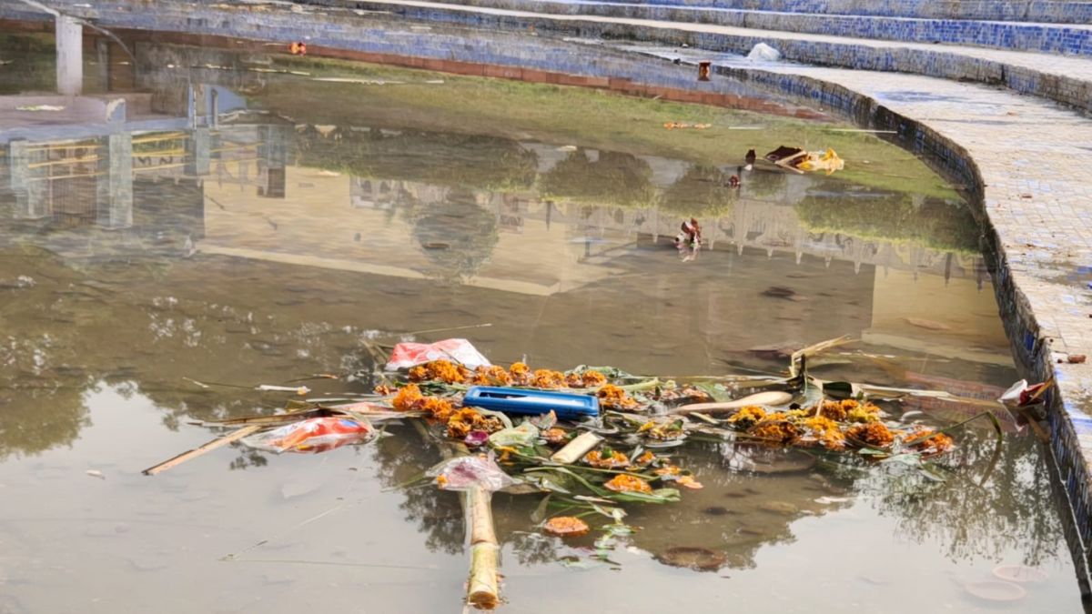 post chhath puja slow cleanup at delhi ghats garbage and waterlogging persist