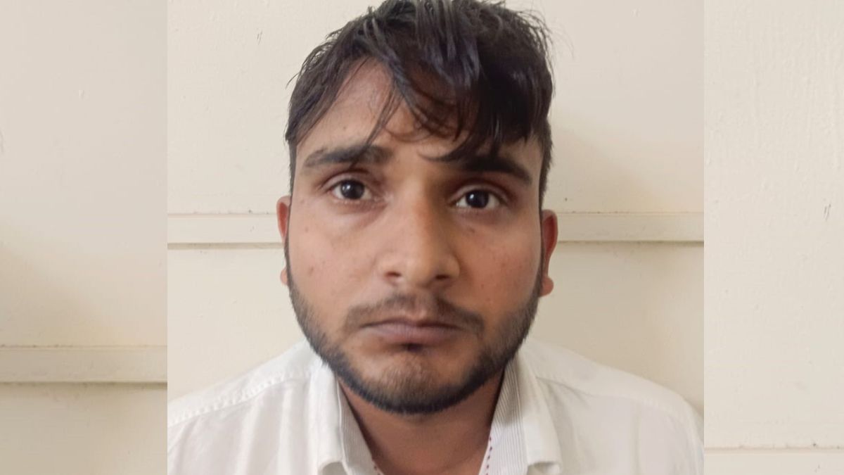 gurugram bank heist cashier steals 1482 lakh two arrested