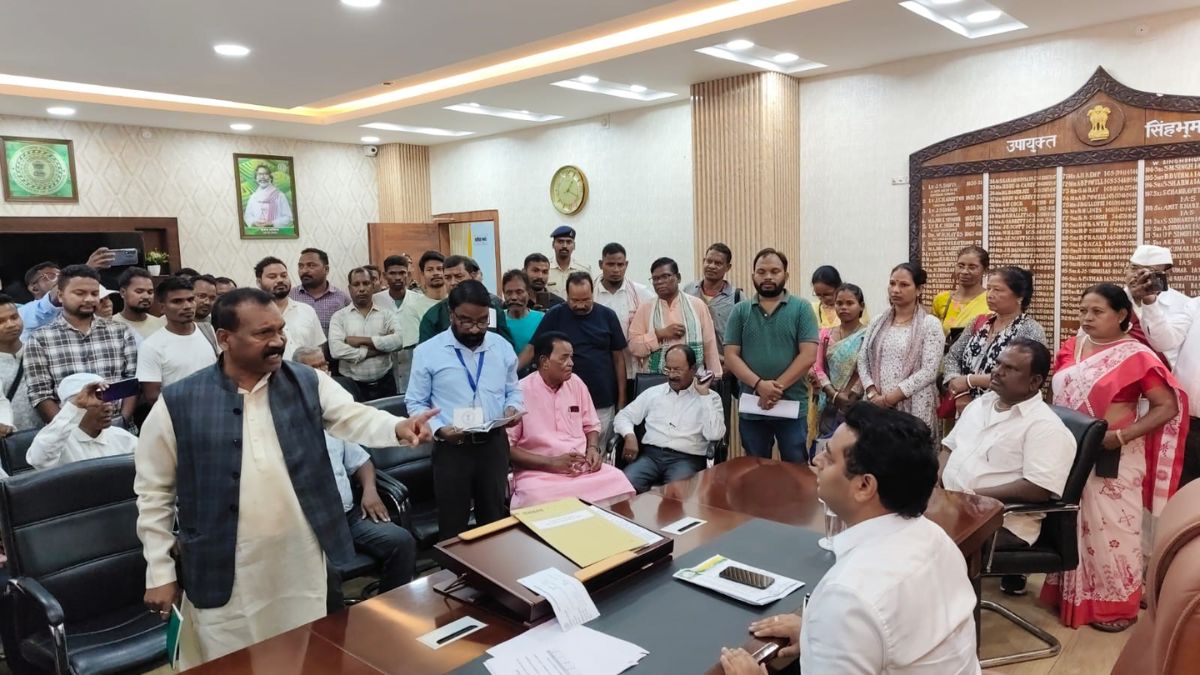 clash in chaibasa madhu koda confronts dc over no entry and lathi charge