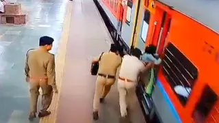 प्रयागराज जंक्शन पर आरपीएफ जवान द्वारा चलती ट्रेन से गिरती महिला को बचाने का सीसीटीवी में कैद तस्वीर। सौ. रेलवे