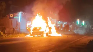 धू-धू जल रही कार। (जागरण)