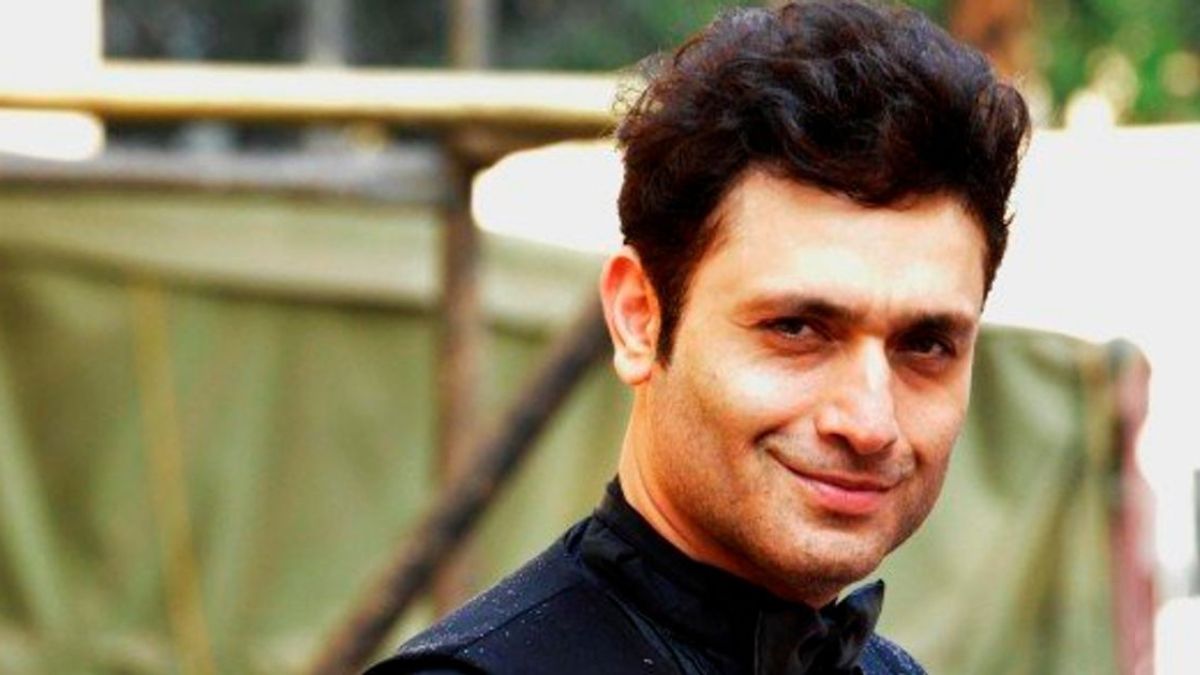 shiney ahuja selling clothes in america and looks unrecognisable