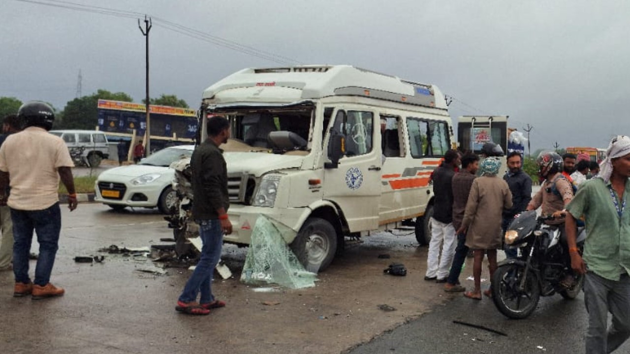 jaunpur accident andhra pradesh tourists injured in truck collision