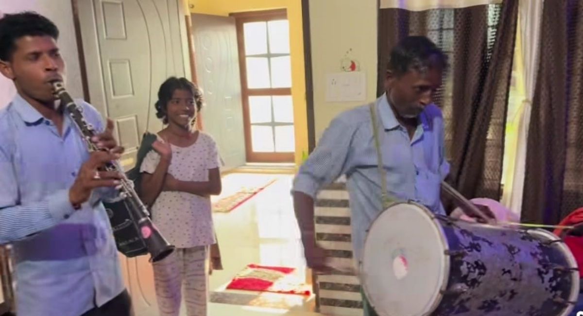 viral video mother wakes daughters with band in room