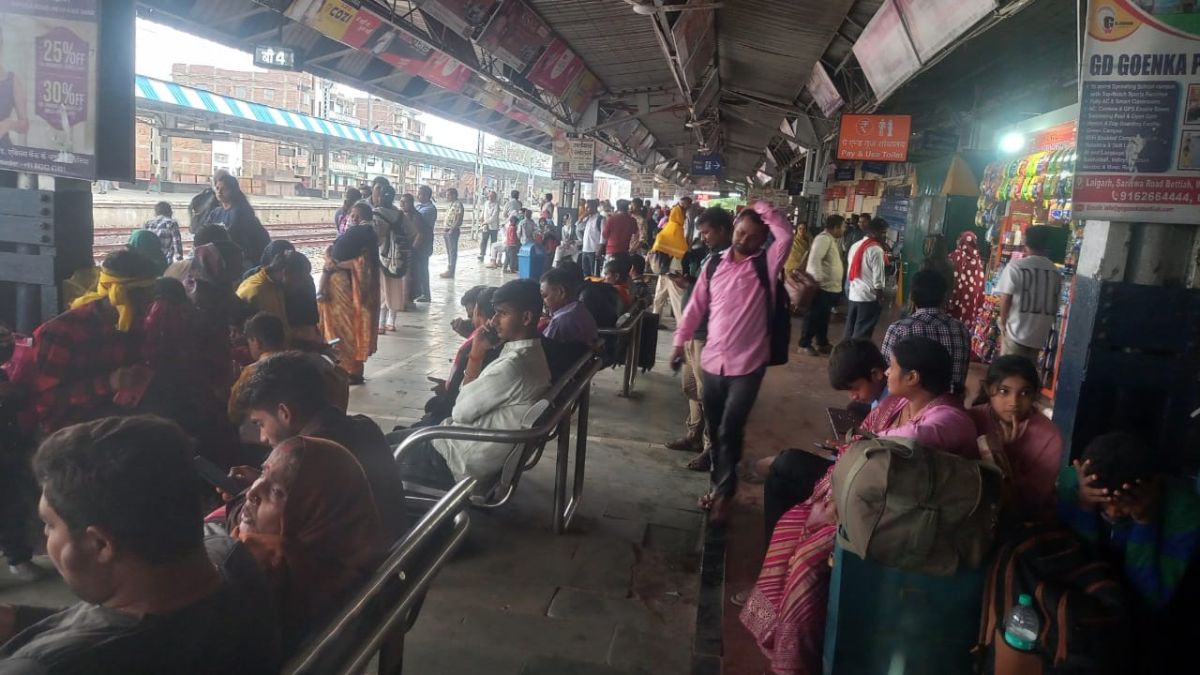 chhath rush chaos at railway station black marketing of tatkal tickets