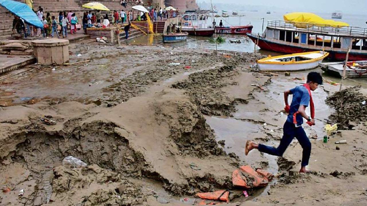 the shift in the confluence of the asi river in varanasi has increased the silt problem in the ganga