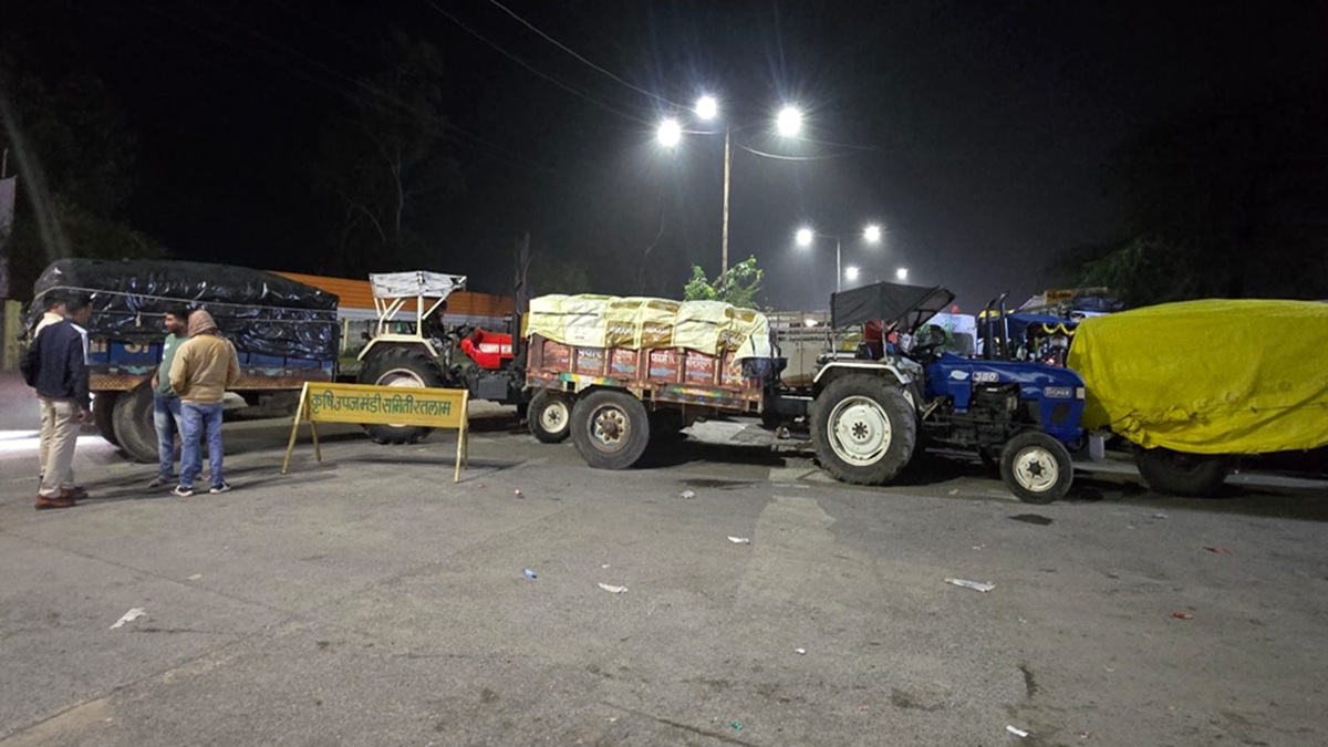farmers waiting outside the market in ratlam blocked the road