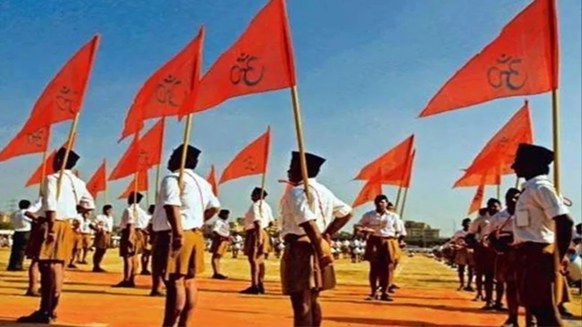 show cause notice issued to four teachers who participated in sangh path sanchalan