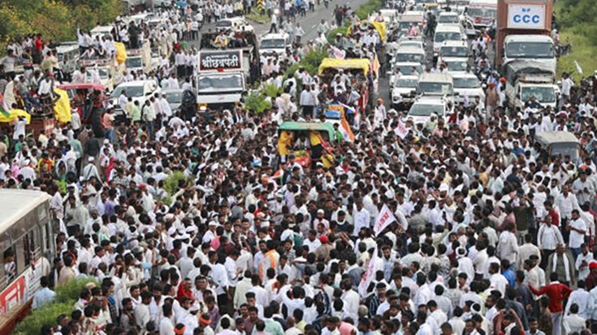 the farmers protest in nagpur led to a 30 km long traffic jam on the nagpur wardha highway today