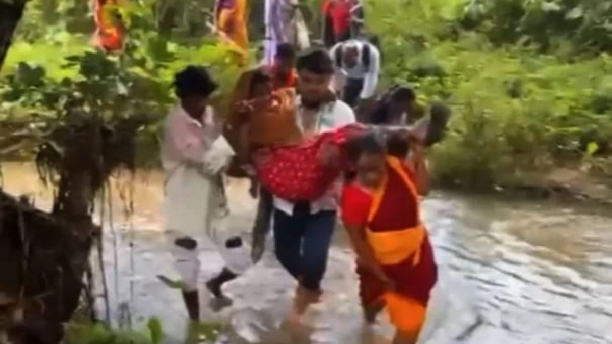 pregnant woman rescued villagers carry her across flooded river