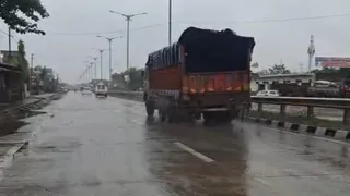 प्रयागराज में तूफान मोंथा का असर, हाईवे पर बारिश के बीच जाते वाहन। जागरण