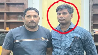 प्रयागराज विजिलेंस टीम की गिरफ्त में रिश्वत लेने वाले प्रतापगढ़ के मत्स्य निरीक्षक।