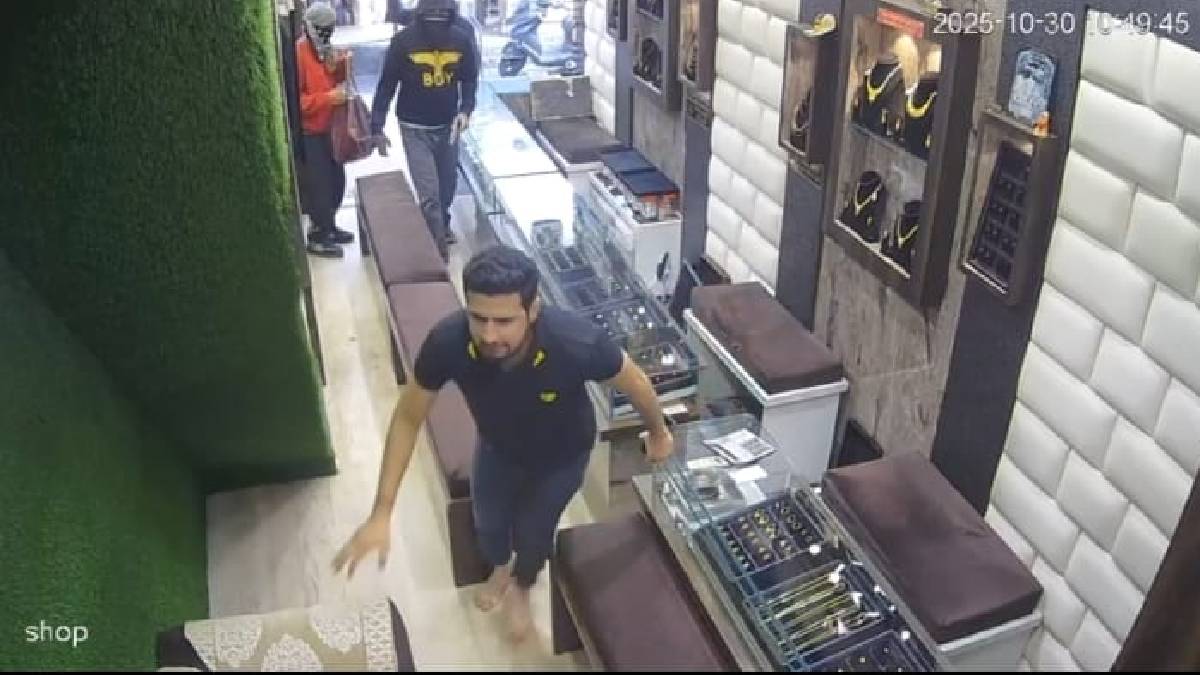 jalandhar jewellery shop robbery armed robbers loot lakhs at gunpoint