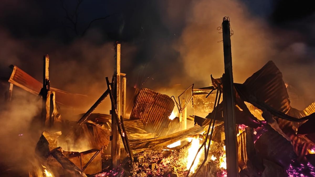 purnia fire over 12 shops gutted near nh 31 fire brigade delayed