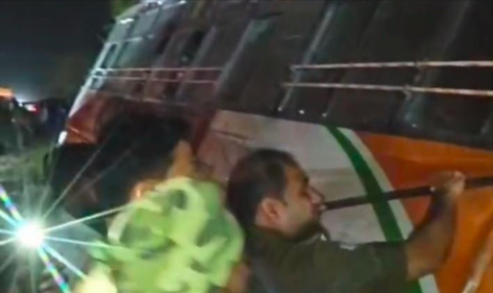 shahjahanpur two buses collide on highway four injured