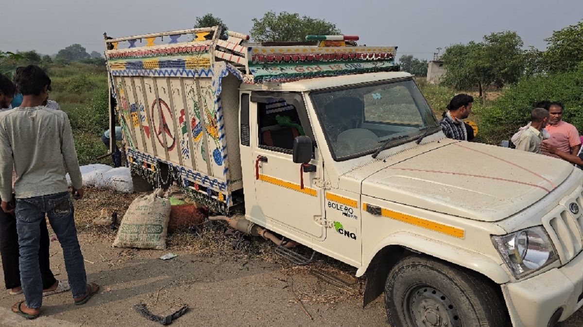 pickup truck overturns three farmers dead 11 injured