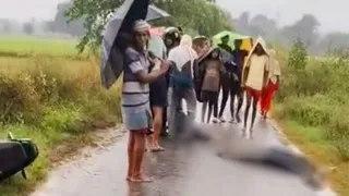 घटनास्थल पर शव मिलने के बाद लगी भीड़। (जागरण)