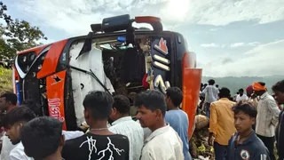 नर्मदा परिक्रमा के लिए निकली बस हादसे का शिकार।