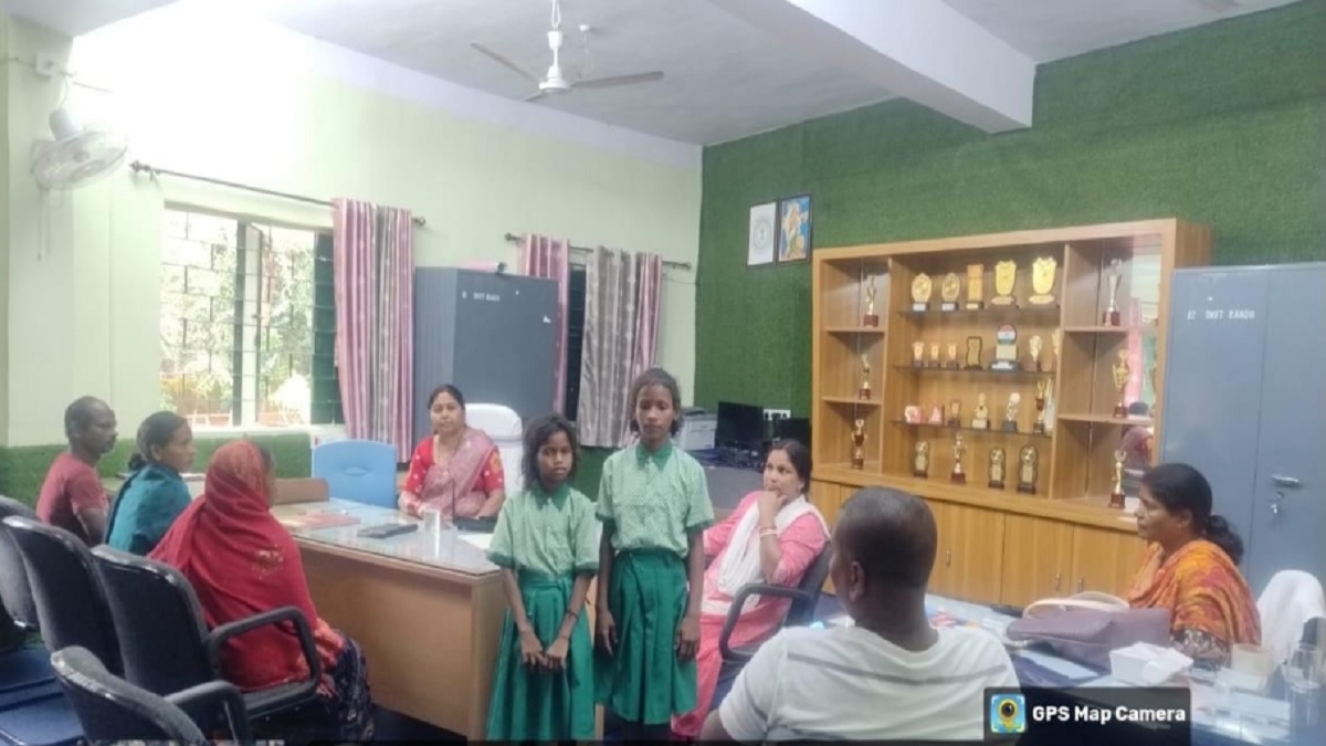 jharkhand news two birhor girls flee kasturba school