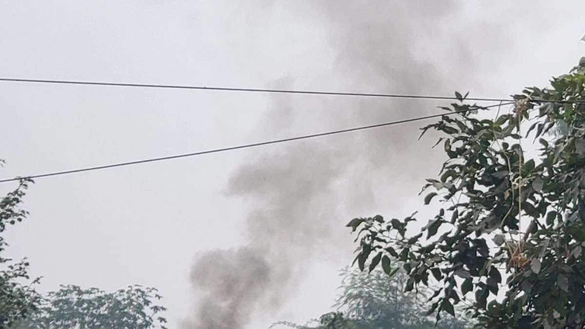 delhi pollution scrap dealers burning wires in shastri park violating grap