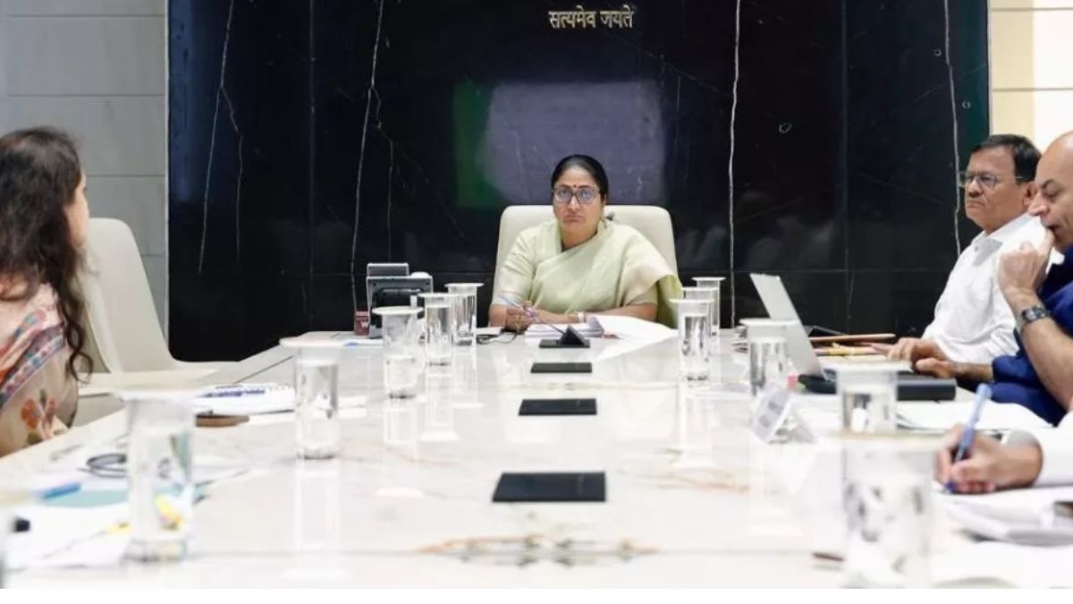 delhi government warns officials on negligence in court and vigilance cases