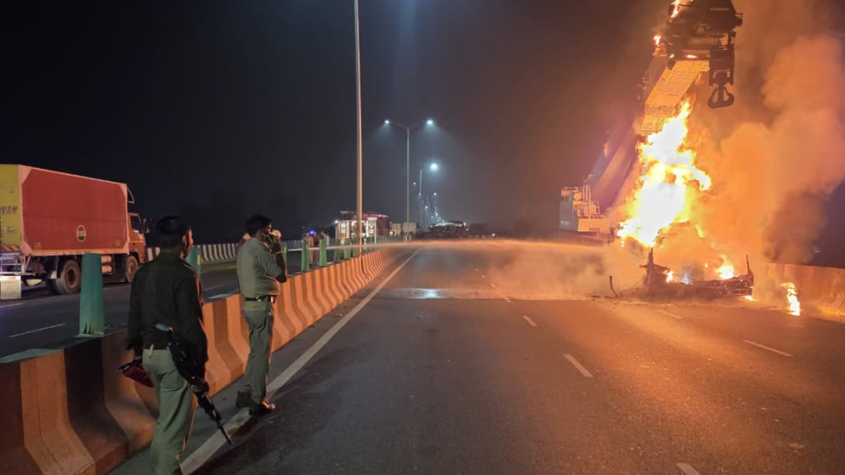 hapur nh9 hydra crane fire driver jumps to safety delhilucknow highway jam