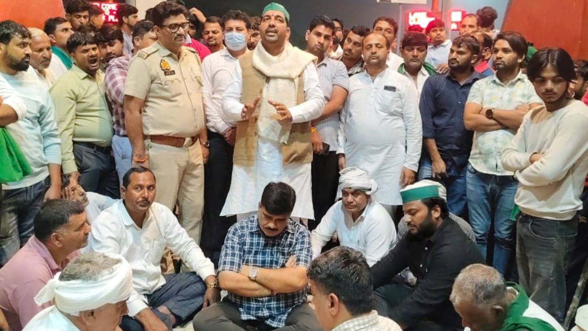 farmer protest at jewar toll plaza over toll charges