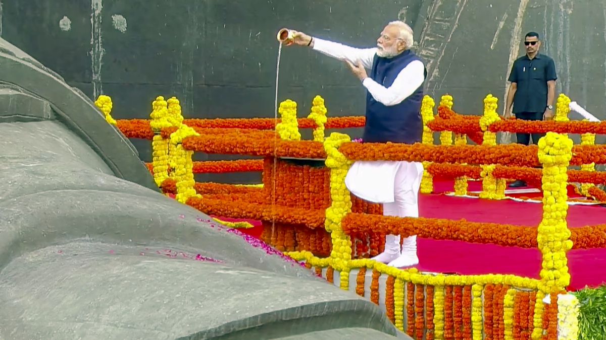 pm modi pays tributes to sardar patel at statue of unity in gujarat ekta diwas huge parade