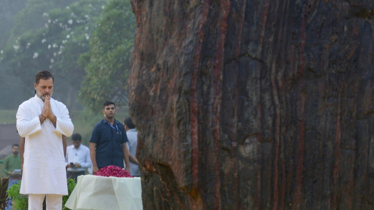 rahul gandhi pays tribute to indira gandhi on death anniversary