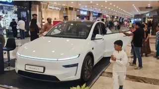गुरुग्राम के एंबियंस मॉल में टेस्ला के मॉडल वाई का प्रदर्शन किया गया, जिसे लोग पसंद कर रहे हैं। फोटो: संजय गुलाटी