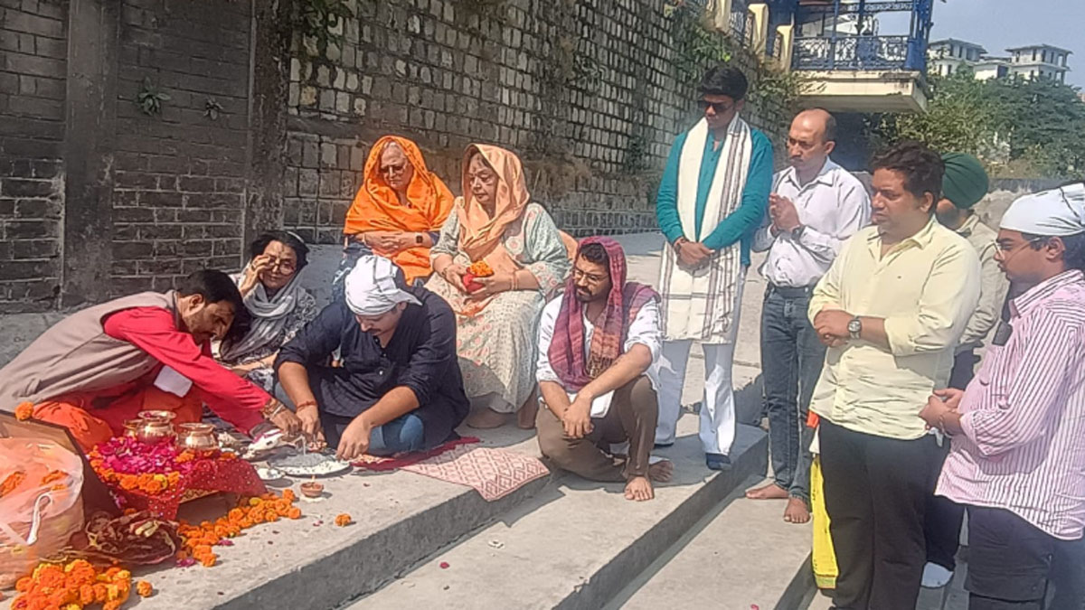 ad guru piyush pandey relatives reached rishikesh and offered pind daan