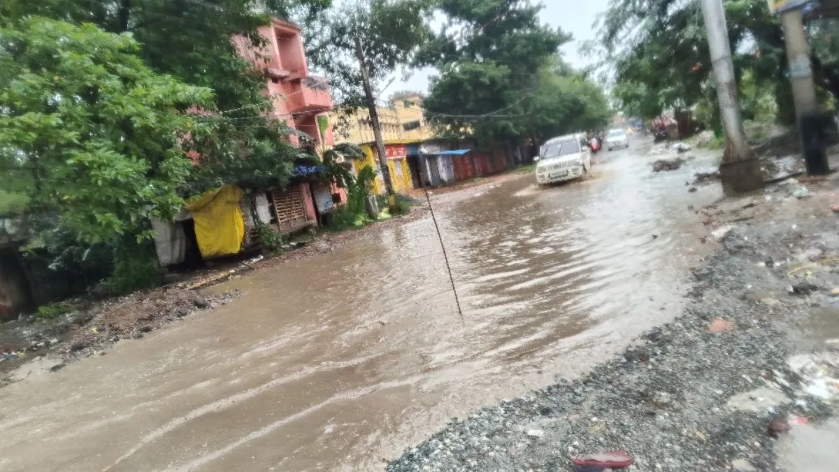  चक्रवाती बारिश से डुमरांव शहर हुआ पानी-पानी, ओवरलोड ट्रकों ने बढ़ाई मुसीबत
