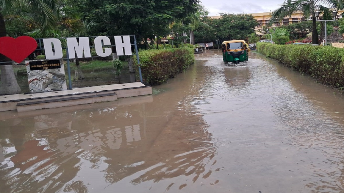 waterlogging in dmch campus increases patients problems