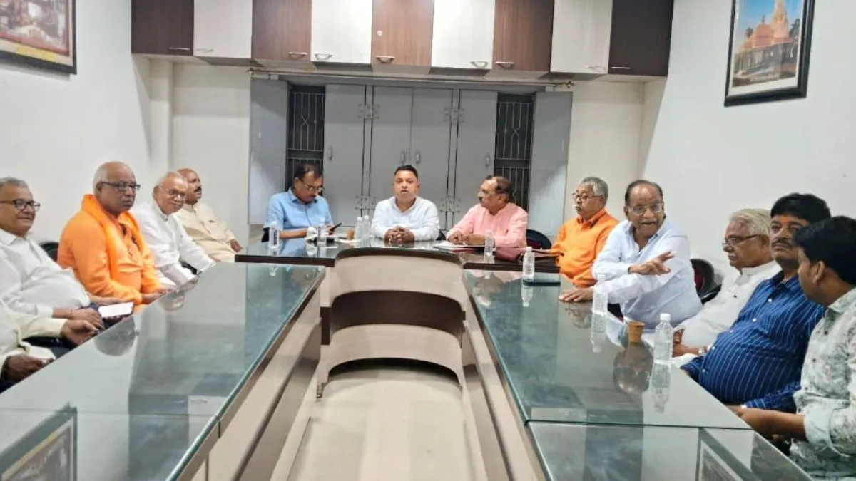 मऊ में देव दीपावली पर 11 हजार दीपों से जगमग होगा शीतला धाम, भव्य रंगोली और आतिशबाजी का होगा आयोजन
