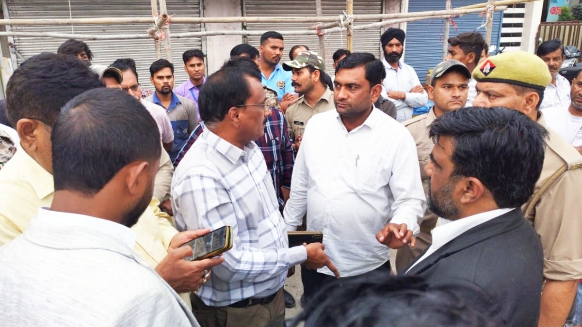 moradabad antiencroachment drive nagar nigam seals warehouse