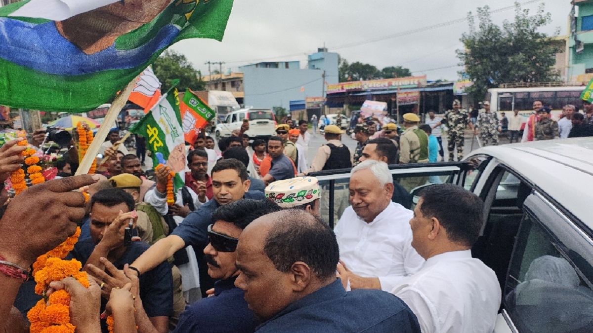 chief minister nitish kumar held a roadshow in samastipur district but the public meeting was postponed due to rain