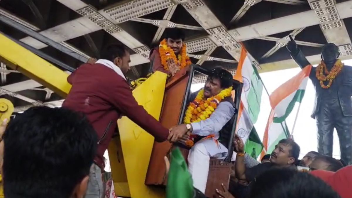 bjp mp slaps crane operator in satna after malfunction