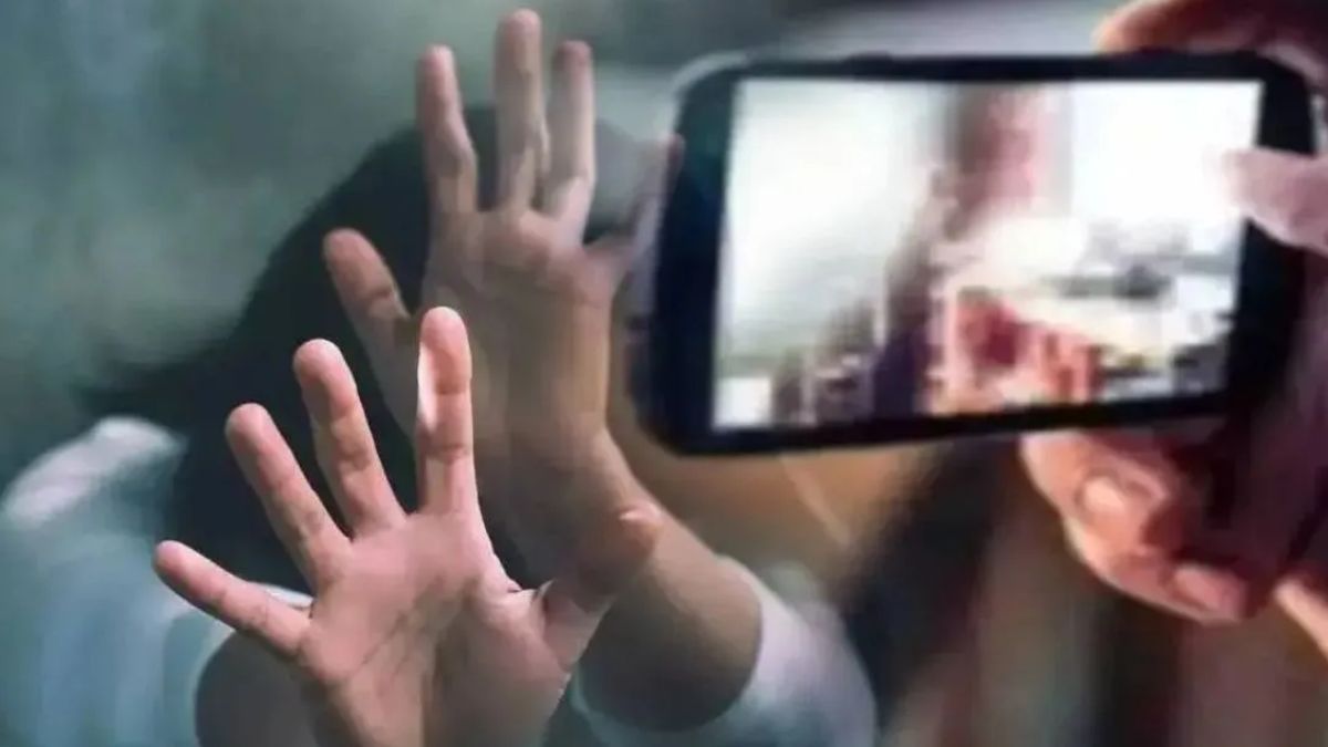 bhind teacher arrested for showing obscene videos to students