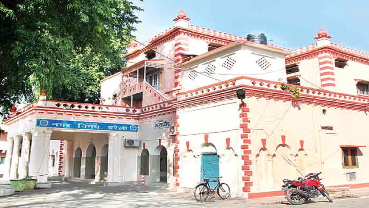 corruption in bareilly nagar nigam plater peeling off due to dampness in new building