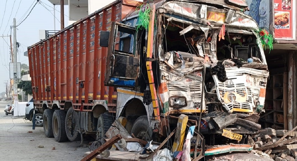 homeguard dies trying to stop uncontrolled truck in muzaffarnagar