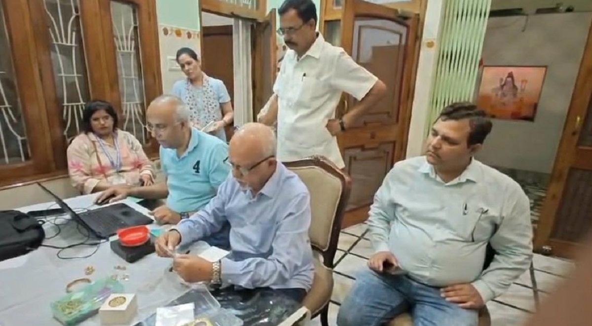 vigilance raid on retired inspector premveer rana 1438 crore assets unearthed