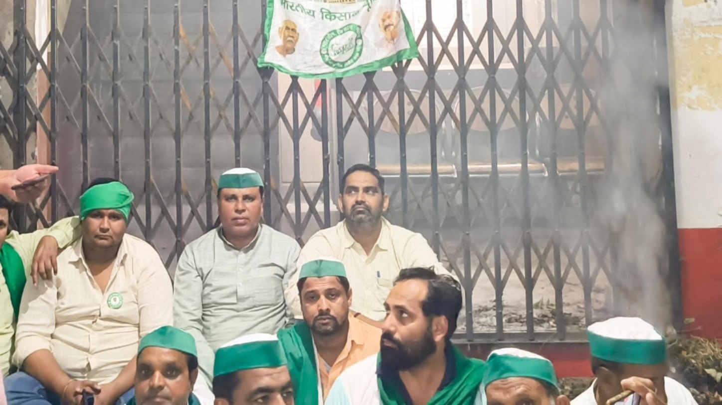 muzaffarnagar bku protest locks bsa in office over salary demands