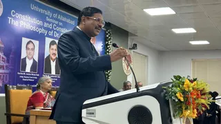 CJI न्यायमूर्ति भूषण राम कृष्ण गवई इलाहाबाद विश्विवद्यालय में आयोजित सेमिनार में लोगों को संबोधित करते।