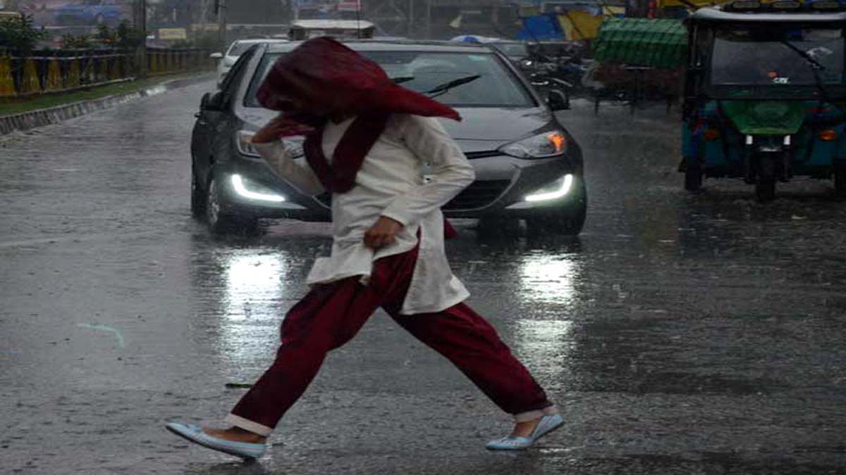 cyclone montha weather forecast imd issues alert over montha cyclone rains continued in bhagalpur and all over bihar leaders election rallies cancelled