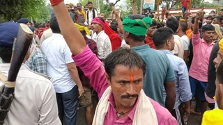 दुलारचंद यादव के शव को ले जाते लोग