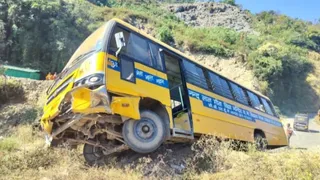 हिमाचल प्रदेश के सोलन जिले में दुर्घटनाग्रस्त अंबाला की स्कूल बस। जागरण