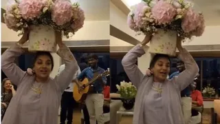 शबाना आजमी ने गुलदस्ता रखकर किया डांस (फोटो-इंस्टाग्राम)